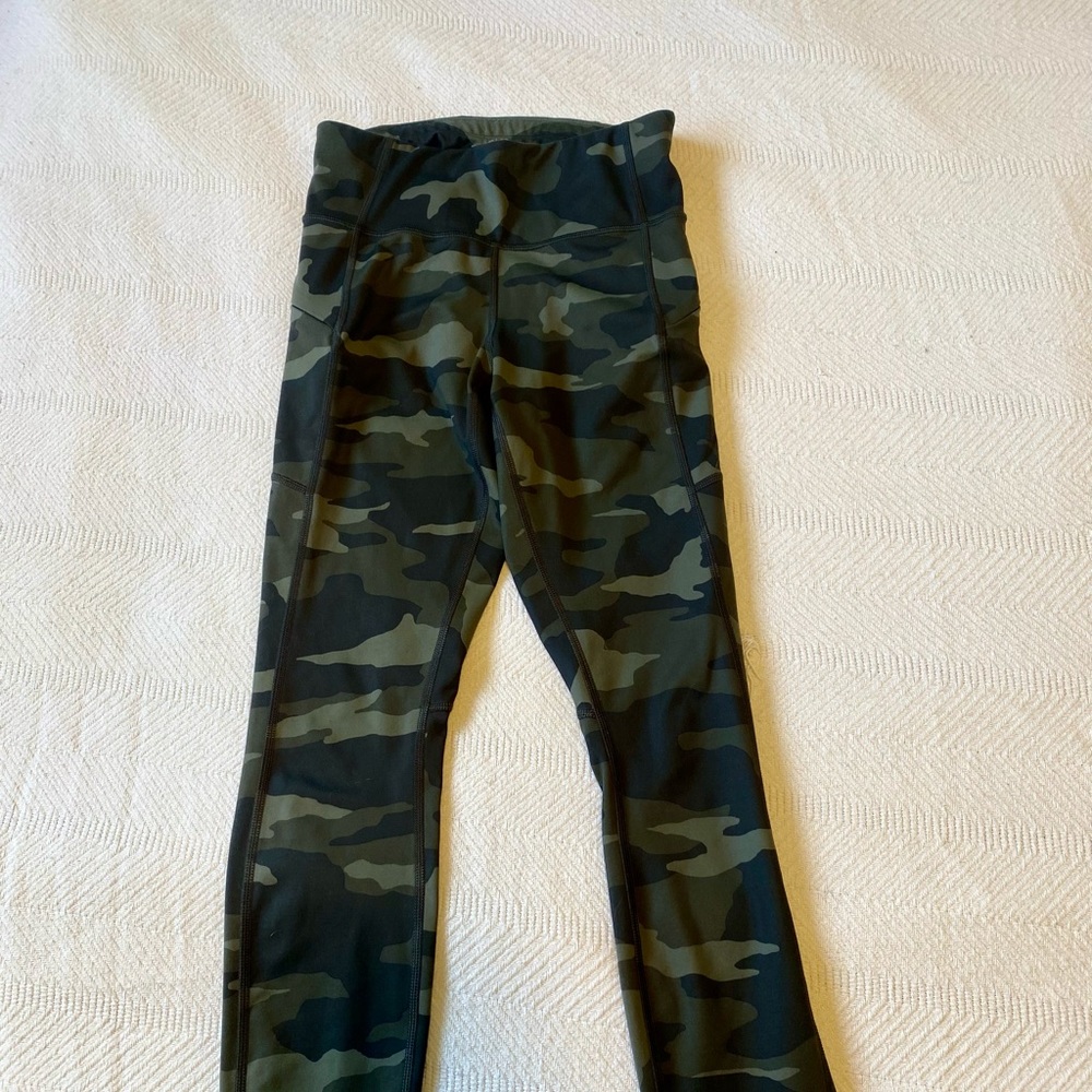 Athleta 7/8 length dark green camo leggings